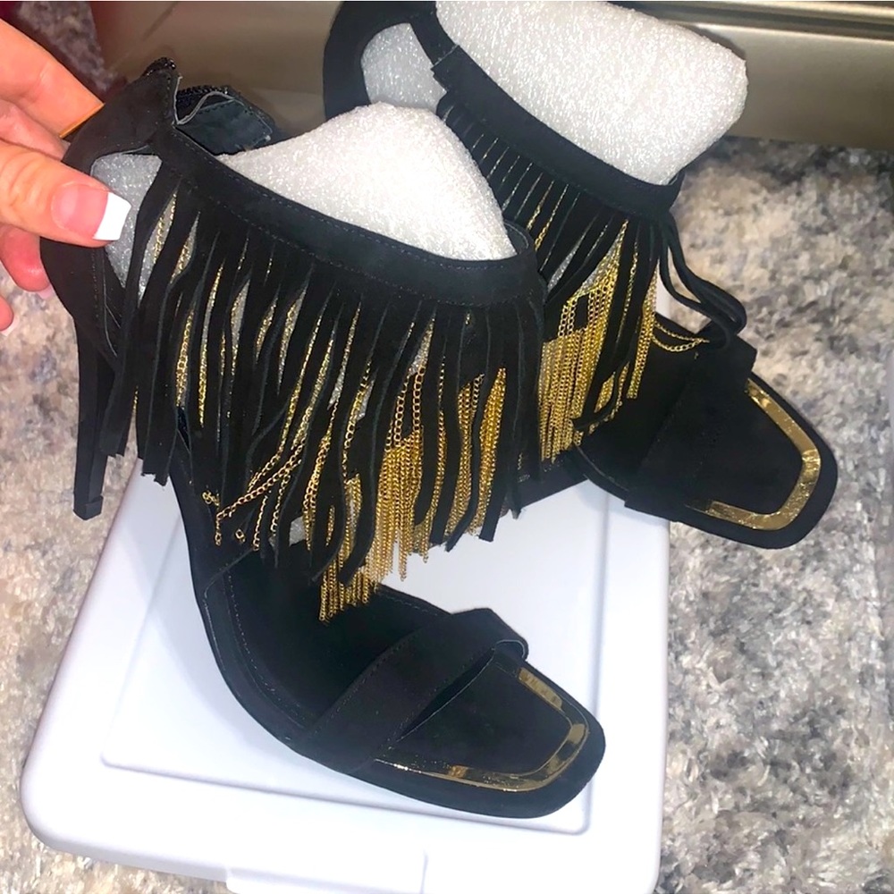 Expressed Fringe Sandals